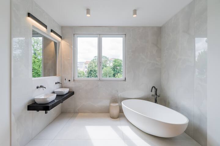 Luxury Mid-Center Penthouse, Rooftop Views gallery image 3