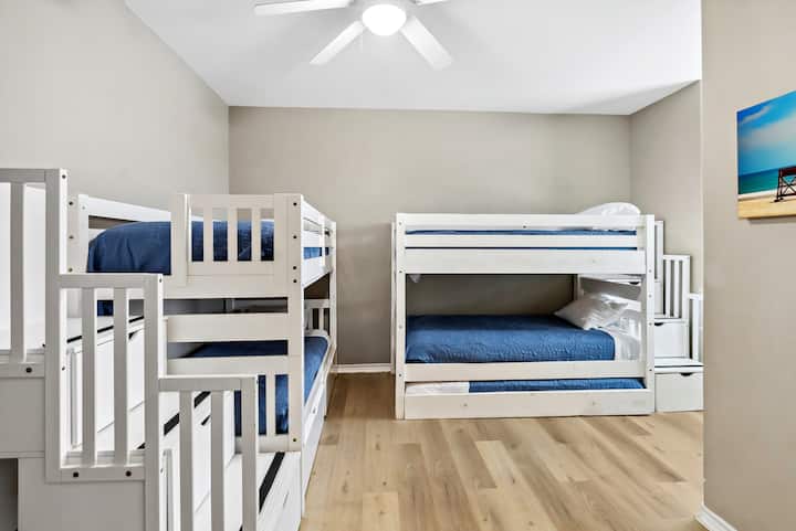 Соба на спрат со тркалце за деца.