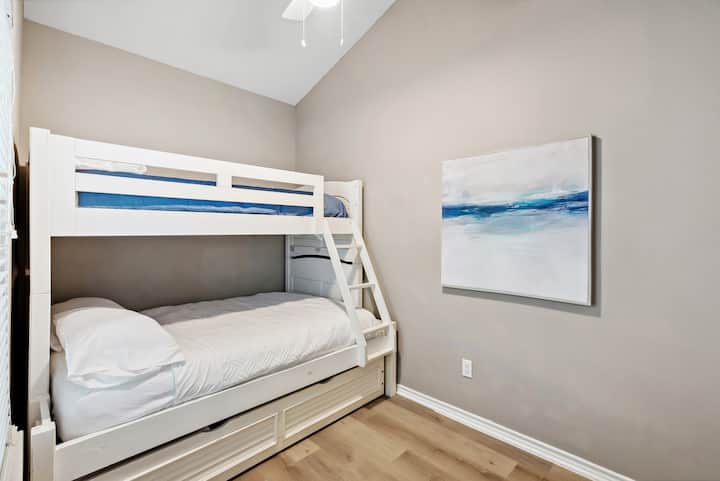 Втора спална соба на долниот кат со кревет на спрат и тркалце.