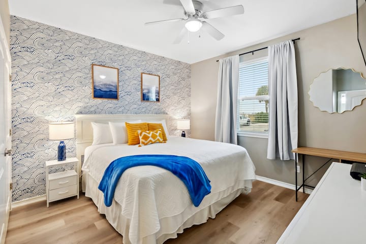 Акцентски ѕид и декор во бохо стил. Брачен кревет (широк 150-179 см) и приватна бања со тоалет.