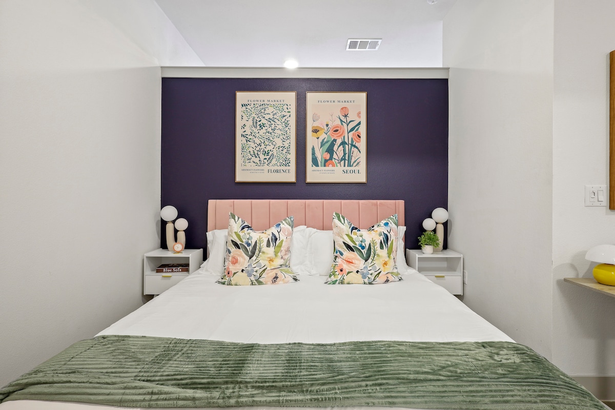 Პლუშის საწოლი გიწვევთ მშვიდი ღამეებით, რომლებიც გარშემორტყმულია გლუვი და ელეგანტური დეკორით.
