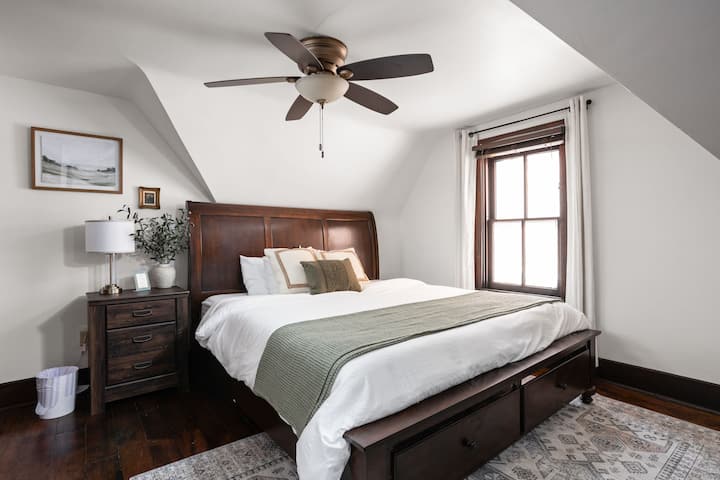 Ეს მიმზიდველი საძინებელი აღჭურვილია დიდი ზომის საწოლით, რომელსაც ლამაზად ავსებს ხის საწოლის გამძლე ჩარჩო და შესაბამისი თავსაფარი, რომელიც სოფლის ხიბლს სძენს. 