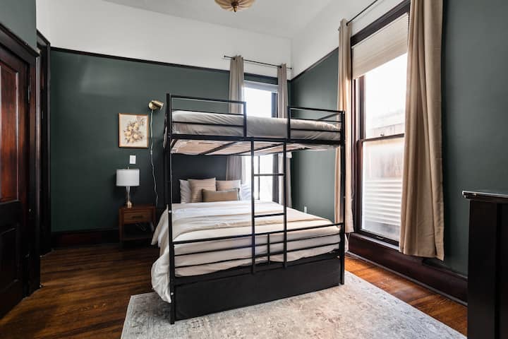 Ამ მომხიბვლელ საძინებლებში არის უნიკალური ორადგილიანი საწოლი, რომელიც იდეალურია ოჯახებისთვის ან ჯგუფებისთვის. Კედლები შეღებილია მწვანის დამამშვიდებელი ჩრდილით, რაც ახალ და მიმზიდველ ატმოსფეროს ქმნის. 