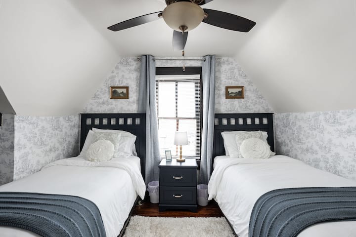 Ამ მყუდრო საძინებელში არის ორი ორადგილიანი საწოლი, თითოეული რბილ თეთრეულში გამოწყობილი და დახვეწილი ბალიშებით. Კედლები მორთულია მომხიბლავი დეკორატიული შპალერით, რომელიც საცხოვრებელს მხიარულ ელფერს სძენს. 