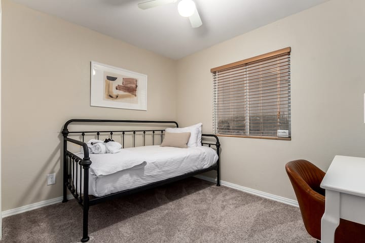 Шармантен двоен дневен кревет со чиста постелнина и удобен работен простор - совршен за самостојни патници, деца или потреби за работа на далечина.