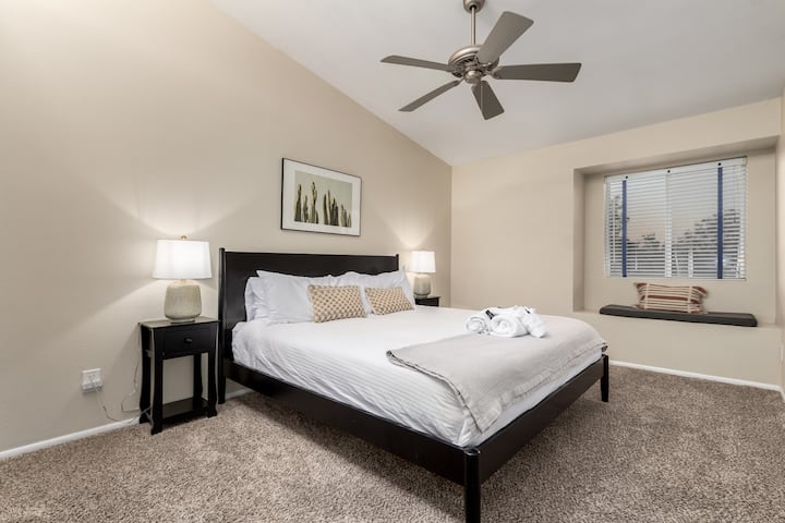 Светла и удобна трета спална соба со брачен кревет (широк 150-179 см), стилски ноќни шкафчиња и седиште до прозорец - совршено за парови или самостојни патници кои бараат мирен сон.