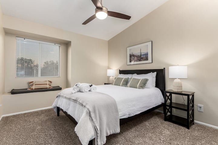 Стилска соба со удобна постелнина, меко осветлување и вградено седиште до прозорецот - идеално за мирни ноќи и мирни утра.