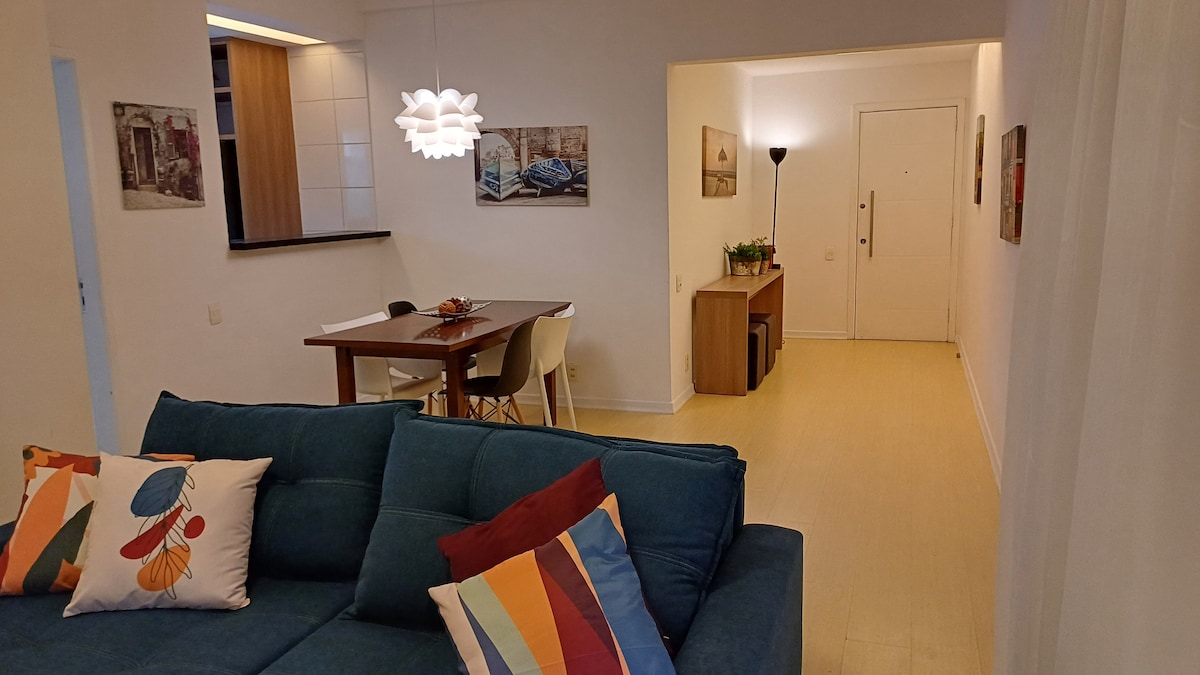 חדר גדול עם סביבות משולבות. 