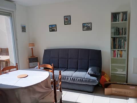Top Airbnb: Cozy apartment with private garden TRAM la Borelle in Vénissieux