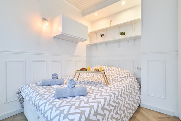 Habitación luminosa con cama de matrimonio para una comodidad óptima. Ambiente acogedor y cuidado, perfecto para noches tranquilas y despertares suaves.