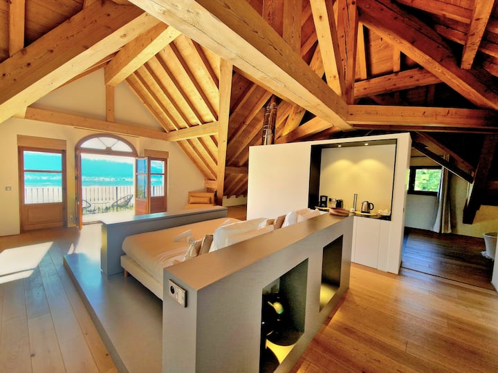 חדר שינה ראשי בגודל 114 מ"ר בקומה השנייה או בגישה למעלית
200X200 מיטה עם טלוויזיה עם נוף מדהים לאגם אנסי
מרפסת גדולה - מקלחת איטלקית זוגית - אמבטיה - מרחב משרדי - אזור ספרייה - מלתחה