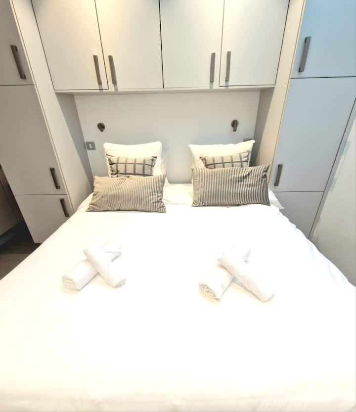 בסטודיו עצמאי בגודל 40 מ"ר: מיטה 160x200 ס"מ עם מטבחון, חדר רחצה עם מקלחת ושירותים. 
ארון אחסון ואור יפה על ידי חלון גג גדול על התקרה
