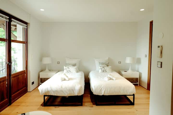 Villa Joséphine
בקומה הראשונה - גישה למעלית
חדר "אנסי" 
2 מיטות 90x200 שניתן לחבר יחד כדי להציע מיטה 180x200 - מלתחה - חדר רחצה, שירותים ומרפסת