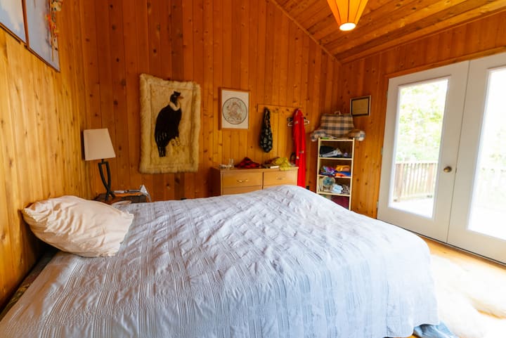 Questa camera da letto al piano superiore presenta un soffitto alto e una splendida vista sul lago. Dispone anche di un balcone privato e si trova dall'altra parte del corridoio rispetto al bagno di servizio al piano superiore.