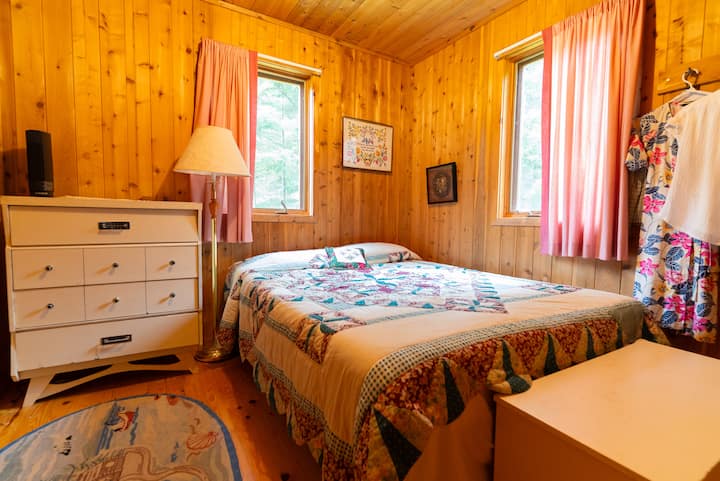 Questa camera da letto al primo piano dispone di un letto elettrico che consente al materasso di piegarsi nella parte posteriore e ai piedi per il massimo comfort.