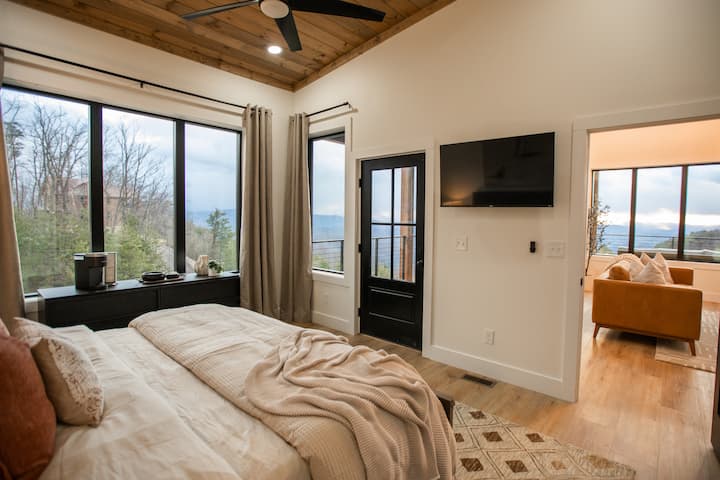 התעוררו במיטת הקינג סייז הגדולה שלכם למראה הרי הסמוקי הגדולים מחוץ לחלון.  חלטו כ*ס קפה עם מכונת קפה משלכם של Keurig בחדר וצאו למרפסת כדי ליהנות מהבוקר בזמן שאתם מקלים על הדאגות שלכם!