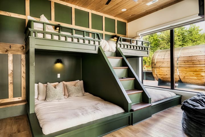 מיטה זוגית זוגית מותאמת אישית מעל מיטות קומתיים קווין סייז שיכולות להלין ילדים או מבוגרים.  לכל מיטה יש מנורת קריאה משלה. מצעים יוקרתיים, חדר רחצה פרטי עם שתי כיורים, טלוויזיה, שני פופים גדולים וספרייה קטנה עם ספרי ילדים.