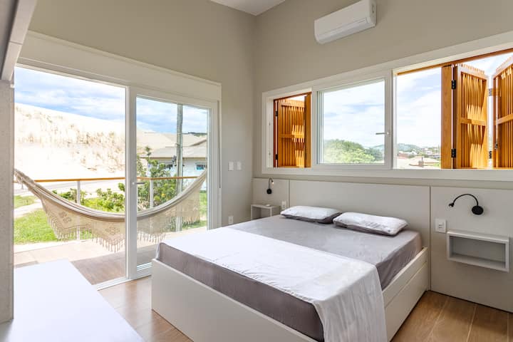 Suíte com vista para às Dunas do Siriú. Possui 1 Cama Queen e uma cama auxiliar de solteiro, além de ar condicionado, armário e ducha pressurizada com aquecimento a gás no banheiro.