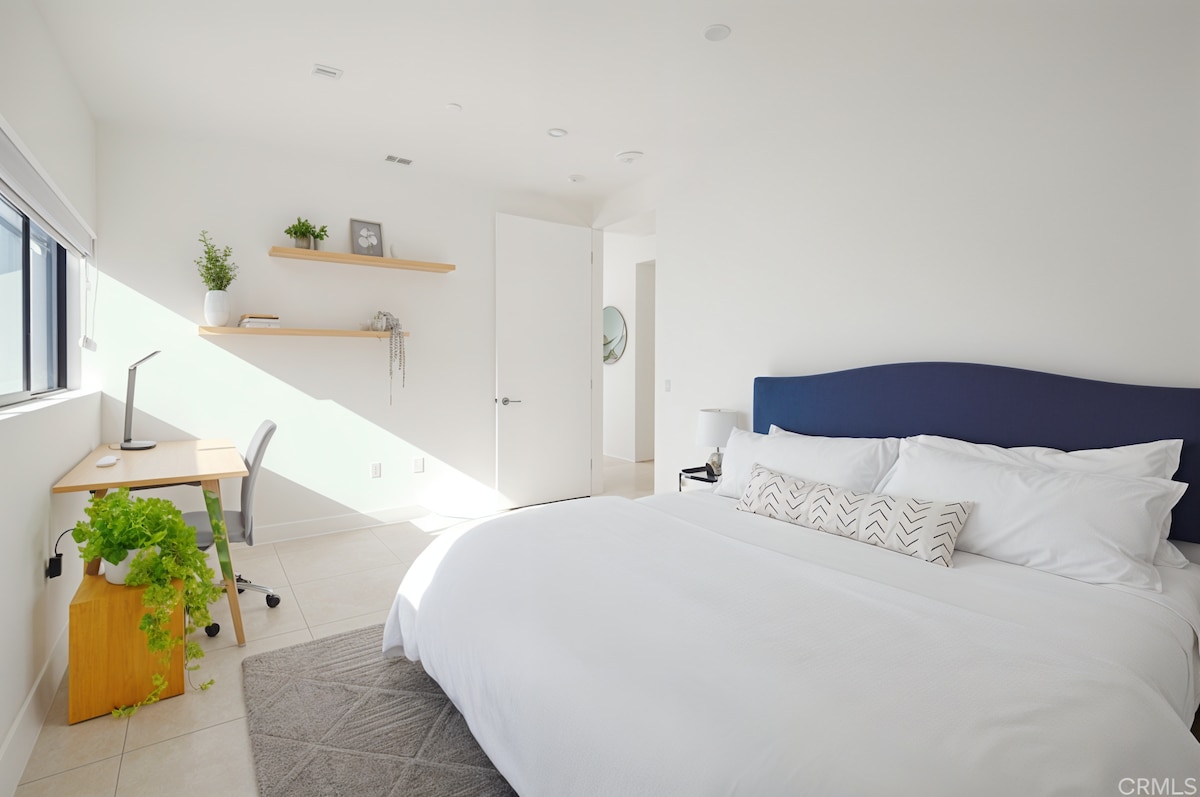 Премиум кревет со брачен кревет (широк 150-179 см) во втората спална соба со поглед кон југ на хоризонтот во центарот на градот.  