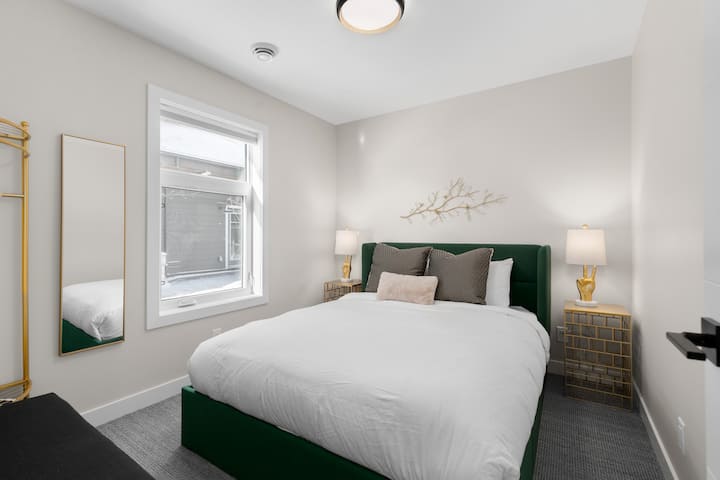 Chumba cha msingi cha kulala kilicho na Kitanda cha Malkia na Bafu Kamili la Chumba cha