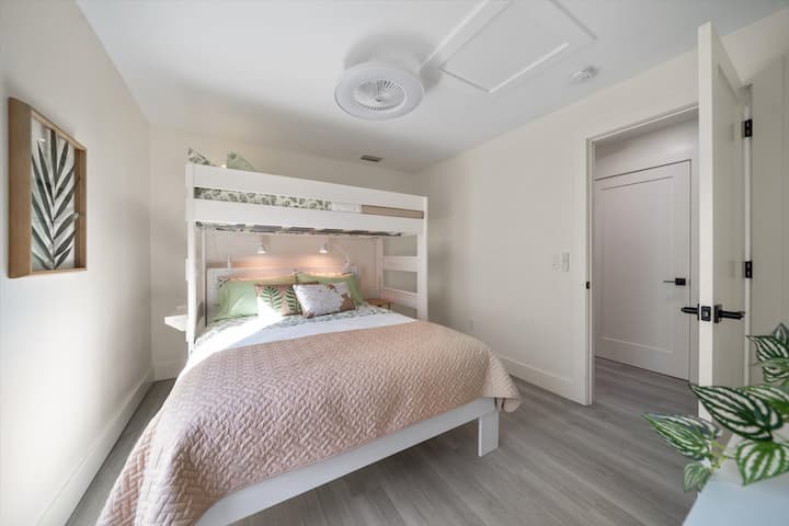 غرفة النوم 2 أنيقة ومريحة، وتتميز بسرير بحجم كوين وسرير مزدوج، وخزانة كبيرة وحمام داخلي خاص.