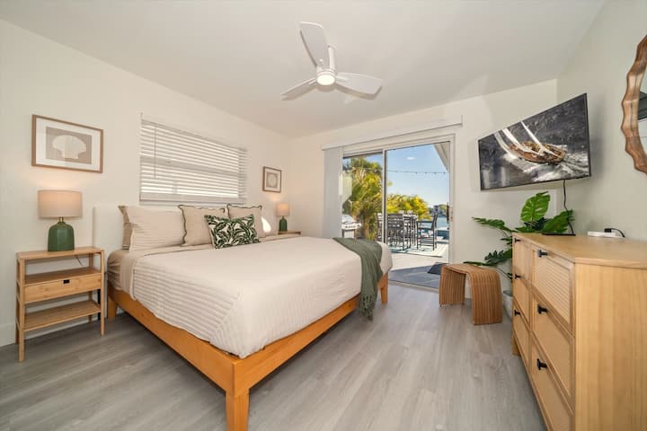 غرفة النوم 4 هي ملاذ مبهج من شأنه أن يذيب قلبك. يتميز بسرير بحجم كينغ، ومنضدة ليلتين، وخزانة ملابس، وخزانة كبيرة مع المزيد من الأدراج وتلفزيون ذكي 43 بوصة. 