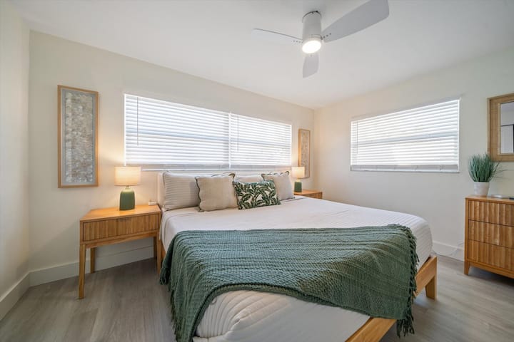 توفر الأجواء الدافئة لغرفة النوم 3 المكان المثالي لليالي المريحة على الشاطئ.