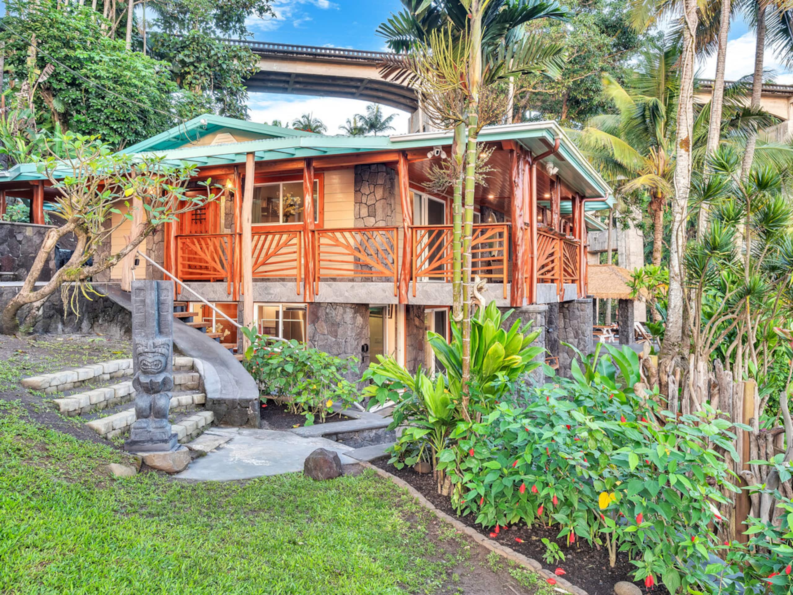 Home in Hilo · ★4.97 · 3 bedrooms · 4 beds · 3.5 baths - Image 11