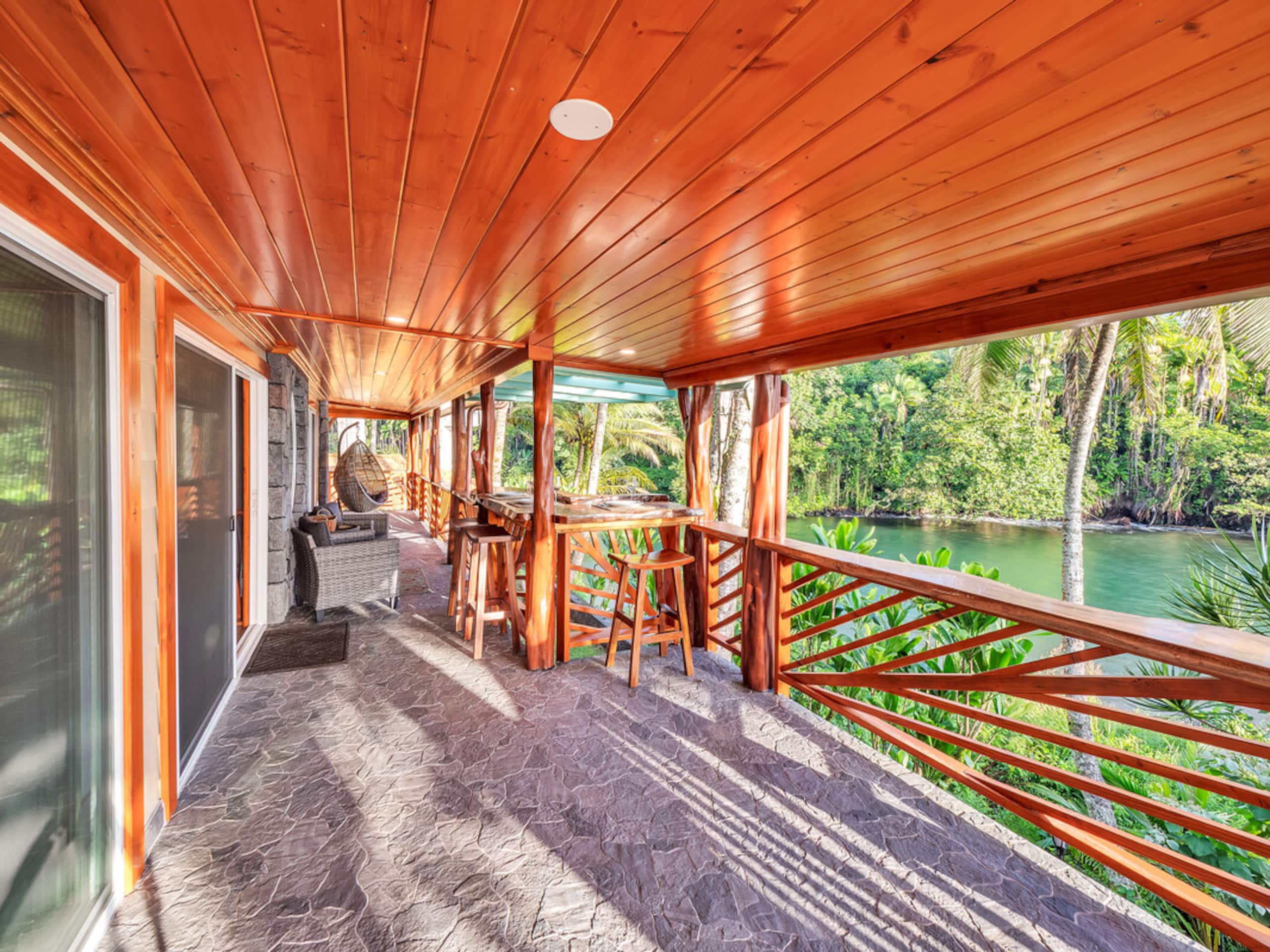 Home in Hilo · ★4.97 · 3 bedrooms · 4 beds · 3.5 baths - Image 14
