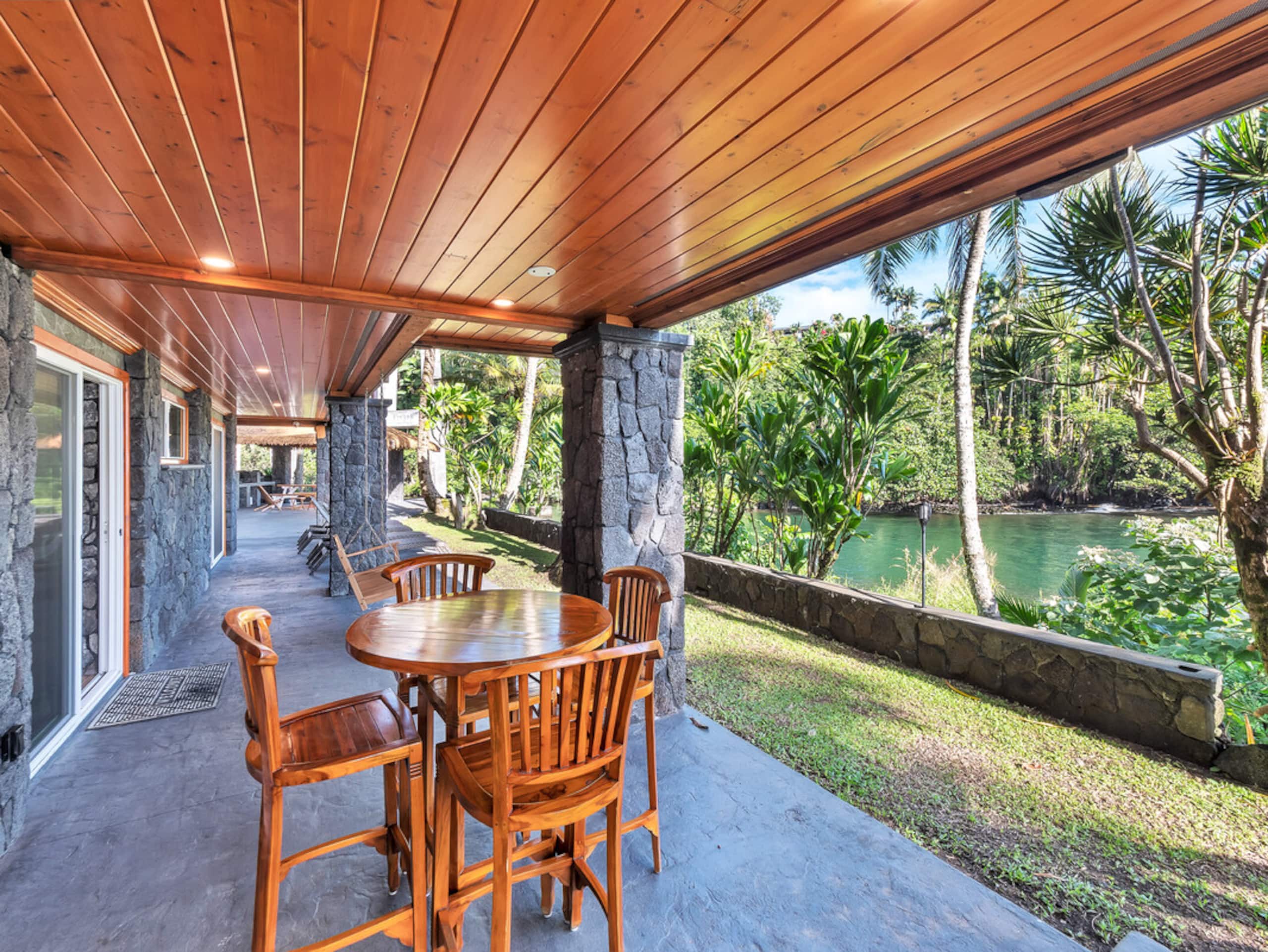 Home in Hilo · ★4.97 · 3 bedrooms · 4 beds · 3.5 baths - Image 21