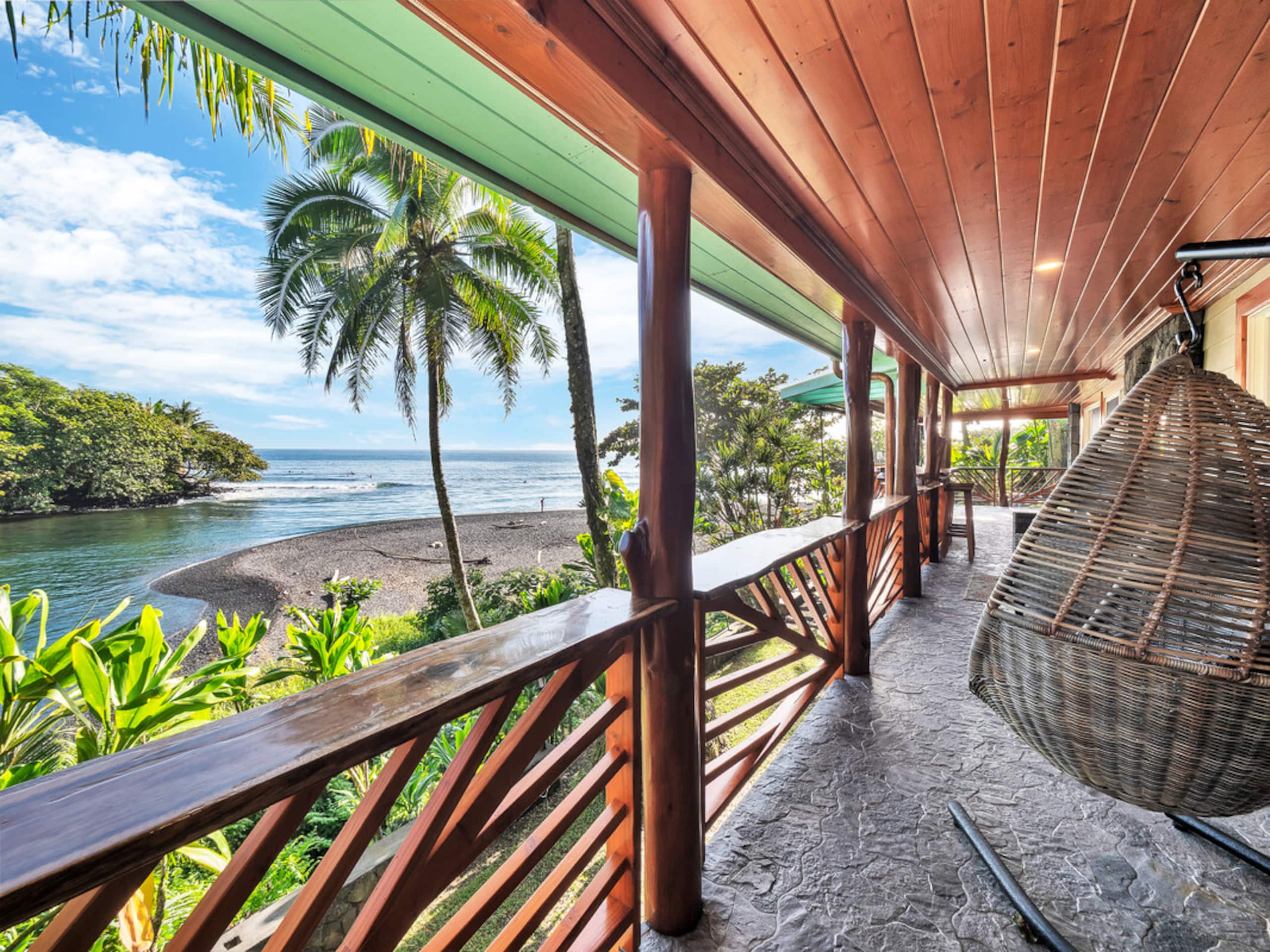 Home in Hilo · ★4.97 · 3 bedrooms · 4 beds · 3.5 baths - Image 17