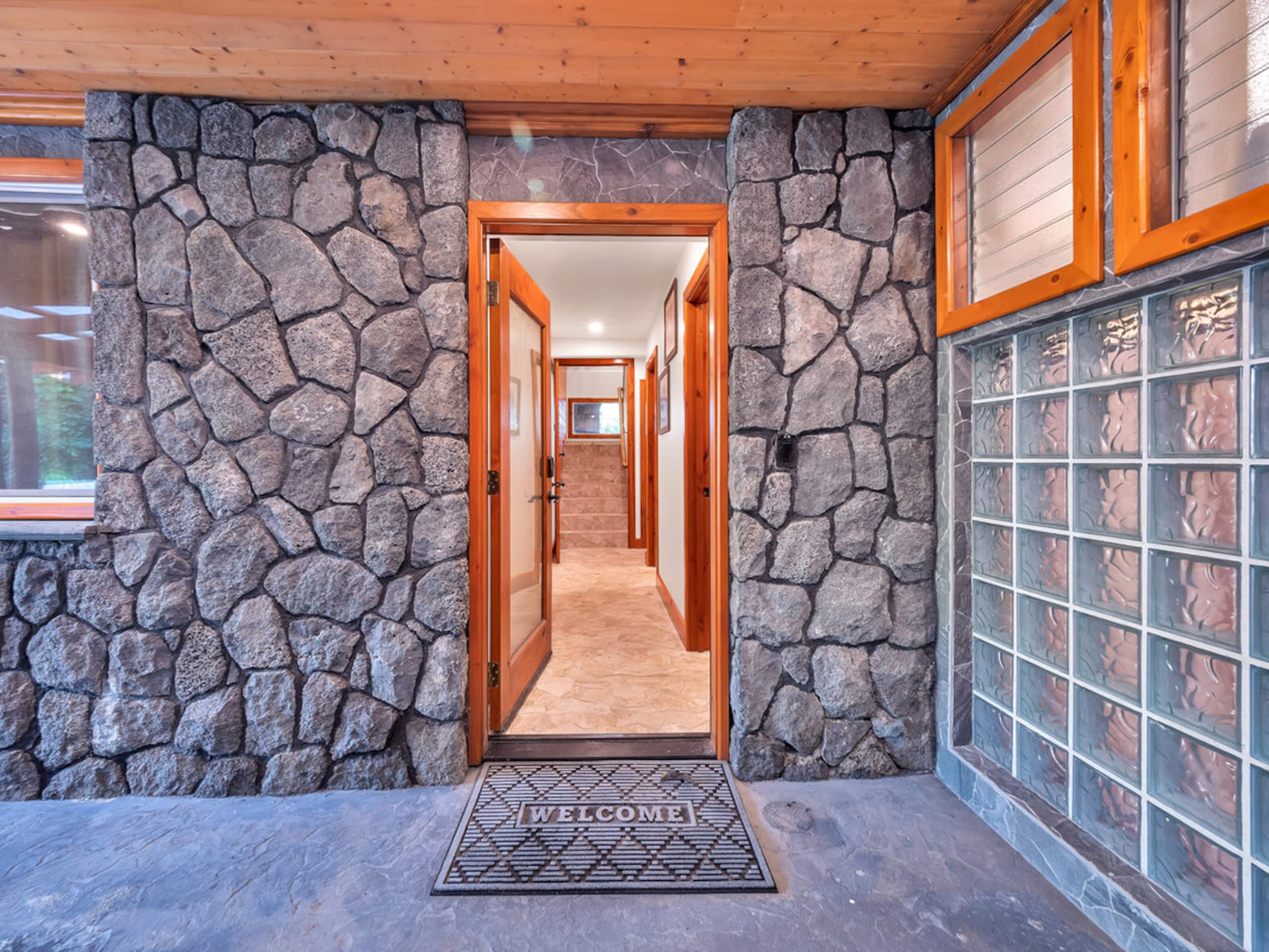 Home in Hilo · ★4.97 · 3 bedrooms · 4 beds · 3.5 baths - Image 60