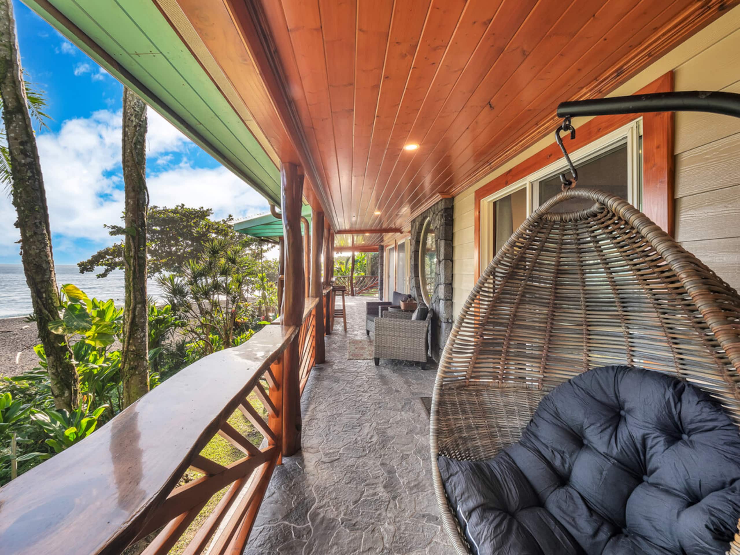 Home in Hilo · ★4.97 · 3 bedrooms · 4 beds · 3.5 baths - Image 16