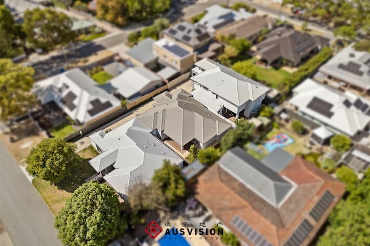 Perth Splendor: Elegant 4 BR, 4 Bath Retreat gallery image 3