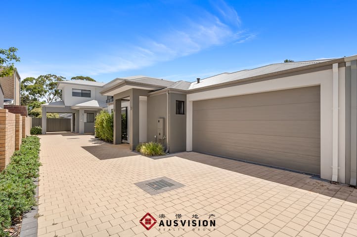 Perth Splendor: Elegant 4 BR, 4 Bath Retreat