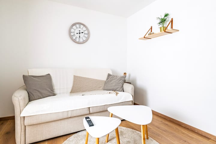 Imagínese en el acogedor sofá leyendo o viendo la televisión. La habitación luminosa y depurada ofrece un rincón de relajación ideal. El sofá se puede convertir en una cama para acomodar a invitados adicionales.