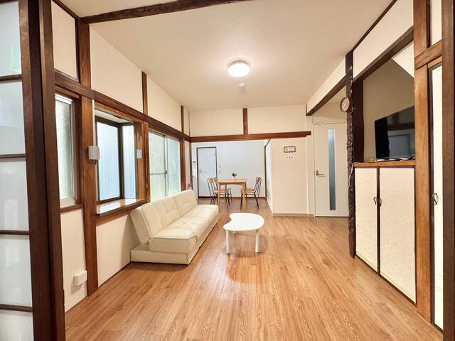 【リノベ済み一軒家】4部屋・フルキッチン／家族・グループ旅行に最適／駅近・好立地 gallery image 2