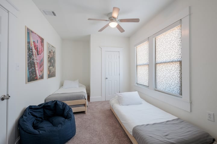 De kamer biedt flexibele slaapkamerindelingen. Aan de linkerkant staan momenteel twee stapelbare eenpersoonsbedden op elkaar. Deze kunnen indien nodig worden gescheiden in twee individuele bedden. Aan de rechterkant staat een eenpersoonsbed.