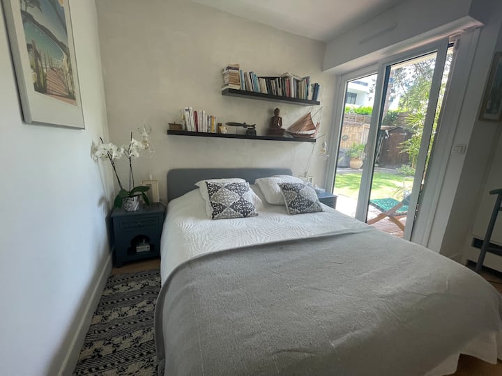 Двокреветна соба со главен кревет (широк 1,60 м) директен пристап до градината 