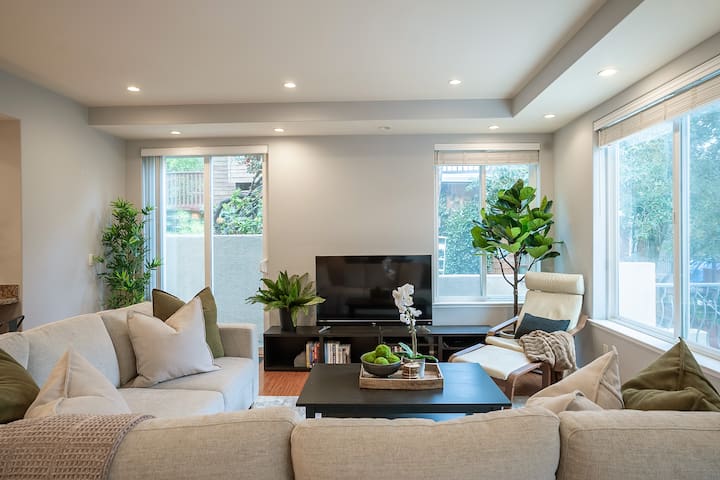 Cozy Holiday Stay in a Quiet Oakland Neighborhood