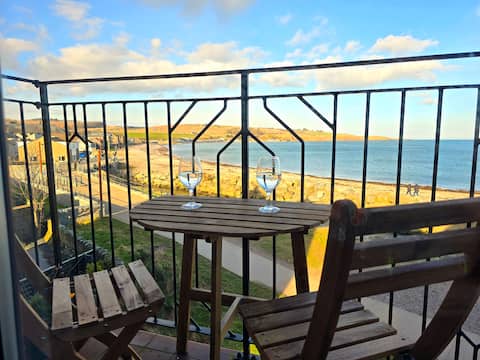 Romantic Sea Front Apartment - Balcony & Parking