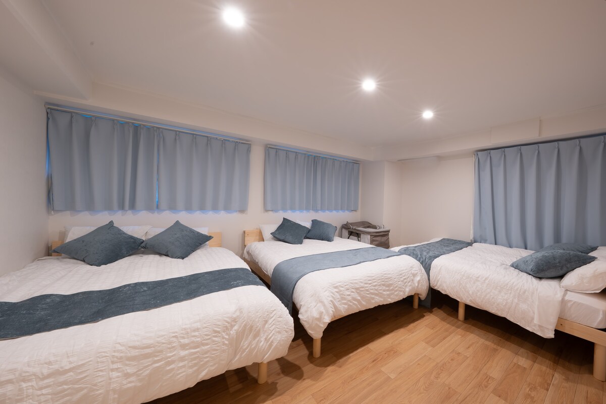 Tenemos 3 camas dobles y 1 cuna para huéspedes con bebés y niños.Eres libre de utilizarlos.