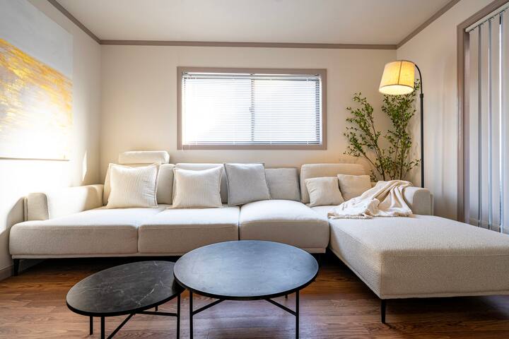Shinjuku 100m² 3BR I Kids Play & Parents Relax gallery image 2