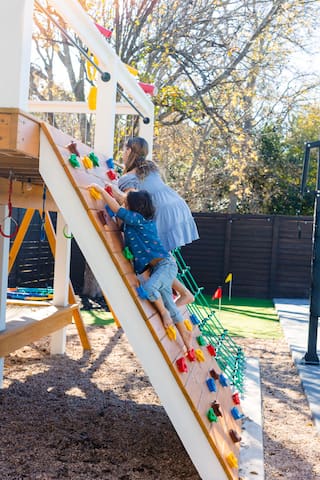 Vinyl Vault: Austin Stay • Pool • Pickleball • Fun gallery image 4