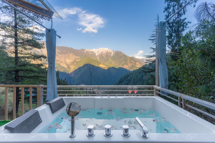 Bastiat Stays|Soothing Jacuzzi Nest|Airconditioned