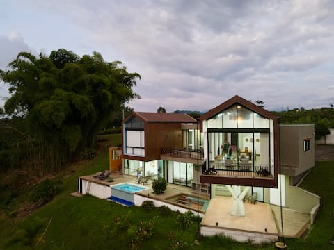 Villa with infinity pool and 180° views Filandia