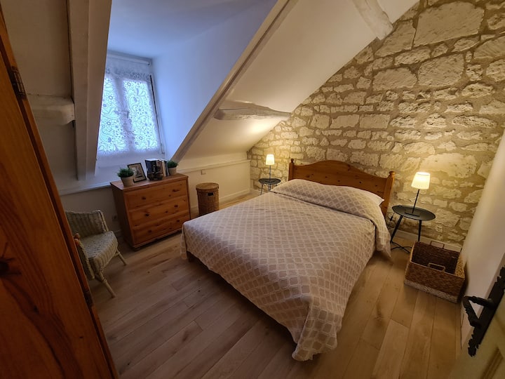 Spavaća soba s 2p krevetom - ormar i komoda. Kreveti su uvijek namješteni pri dolasku. Također je opremljen klima-uređajem.