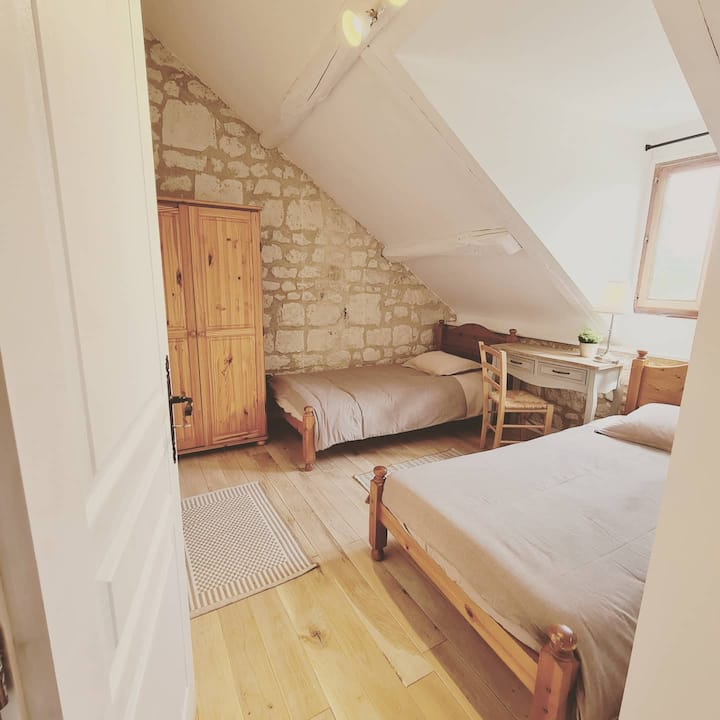 Spavaća soba na stražnjoj strani seoske kućice, 2 x 1P krevet, ormar i klima-uređaj.