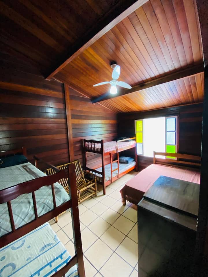 Segundo dormitorio con una cama doble y dos literas