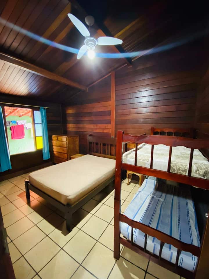 Dormitorio en suite, con una cama matrimonial y una litera